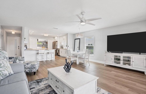 Punta Gorda Condo | Punta Gorda 2-Bedroom Canalfront Condo with Dock and Pool