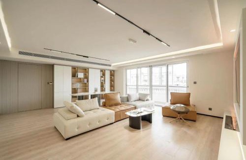 Huangpu Apartment | Pure Home-Near the Bund enjoys the beautiful scenery of the Bund 3-bedhome close to Yuyuan Garden Huaihai Road and Nanjing Road Pedestrian Street