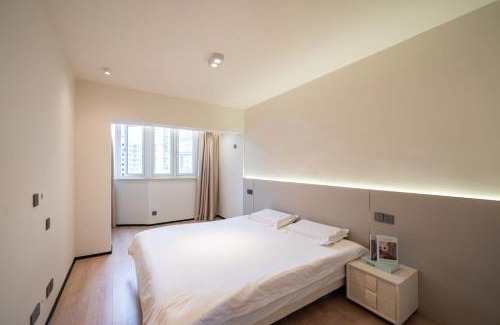 Huangpu Apartment | Pure Home-Near the Bund enjoys the beautiful scenery of the Bund 3-bedhome close to Yuyuan Garden Huaihai Road and Nanjing Road Pedestrian Street