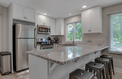 Holland House | Pure Michigan Cottage! Close to Beaches, Marinas, Dining & Downtown. Sleeps 10
