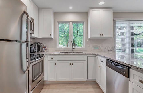 Holland House | Pure Michigan Cottage! Close to Beaches, Marinas, Dining & Downtown. Sleeps 10