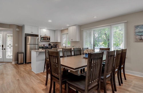 Holland House | Pure Michigan Cottage! Close to Beaches, Marinas, Dining & Downtown. Sleeps 10