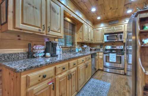 Mineral Bluff Cabin | Pursuit of Happiness - Mountain luxury, hot tub, big-screen TVs, pet-friendly