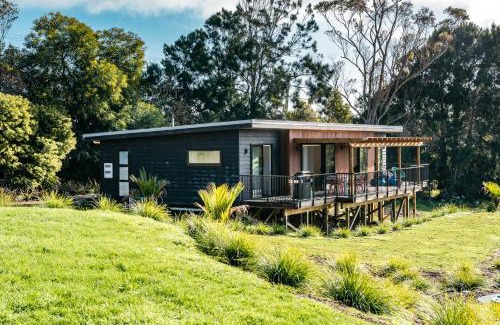 Surfdale House | Putaki Bay - Kereru Villa - Be My Guest Waiheke