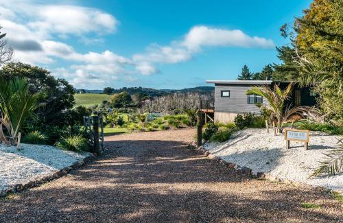 Surfdale House | Putaki Bay - Kereru Villa - Be My Guest Waiheke