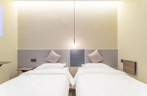 Haizhu Hotel | Puzzle Hotel Guangzhou Fenghuang New Village Subway Station