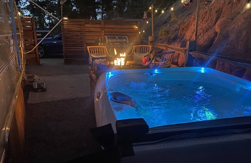 Woodland Park House | PVP58 Vintage 1977 AirstreamRV — With Private Hot Tub!