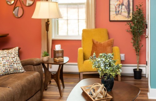 Staunton Apartment | PvtEntrance-Office-Kitchen-OutdoorSeating-Dwntn