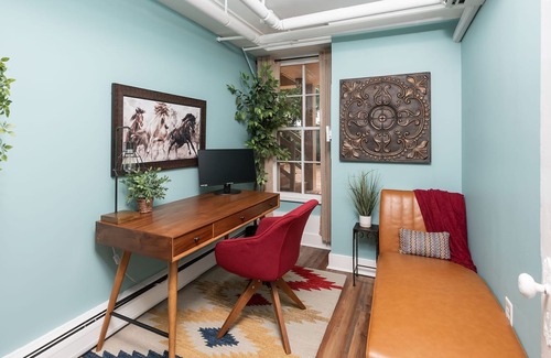 Staunton Apartment | PvtEntrance-Office-Kitchen-OutdoorSeating-Dwntn