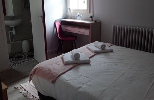 Chinon Bed & Breakfast | Quad room-Classic-Ensuite-City view