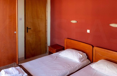 Polichrono Apartment | Quadruple apt., one double bed & two singles [A/C, Wi-Fi, near great beaches]