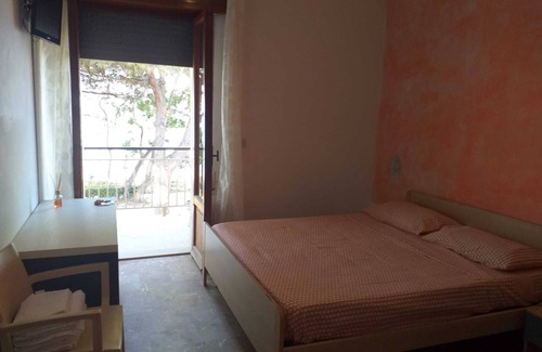 Pineto Bed & Breakfast | Quadruple room 5 minutes from the sea