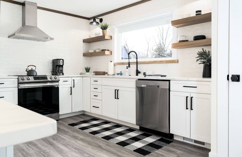Como House | Quail Creek – Fully Remodeled 5 BDR Retreat for 11! Walk to Lake Como