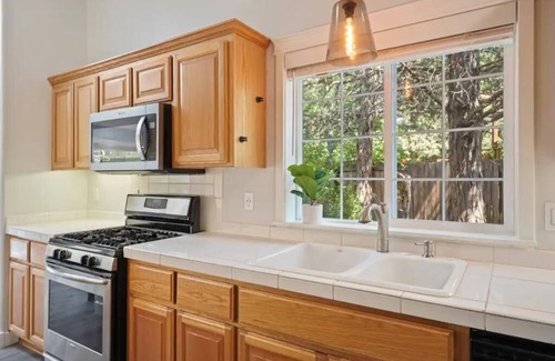 Bend House | Quail Park Haven in NW! King Beds & Hot Tub