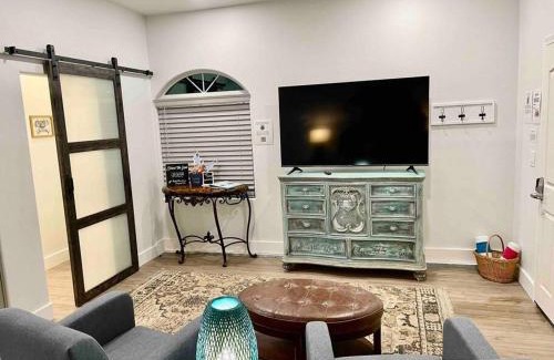 Ahwahnee House | Quail Suite HOT TUB BBQ Sleeps 2