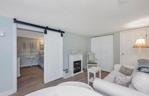 Saanich West House | Quaint 1 bedroom lower suite in Victoria, BC
