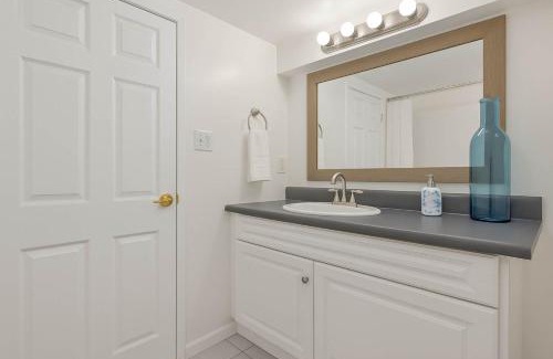 Saanich West House | Quaint 1 bedroom lower suite in Victoria, BC