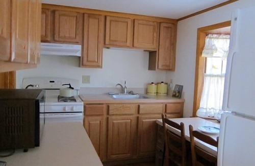 Wellfleet Cottage | Quaint 2BR Cottage in Wellfleet (1724)