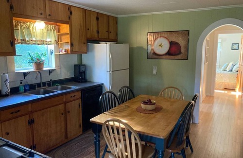 Hancock House | *Quaint 3-Bedroom Cape* Walk to reversing falls!