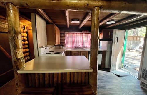 South Lake Tahoe Cabin | Quaint and authentic Log Cabin near the Lake!
