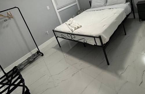 Queens Apartment | Quaint apartment near JFK