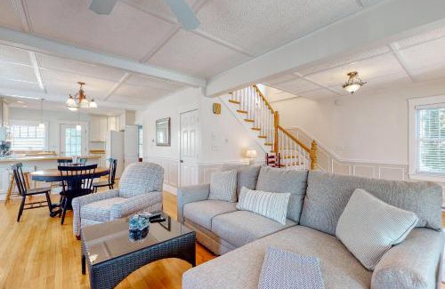 Kennebunk House | Quaint Bungalow