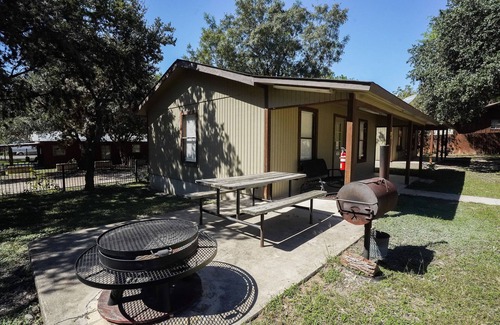Concan Cabin | Quaint cabin located near the Frio River