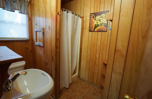 Concan Cabin | Quaint cabin located near the Frio River