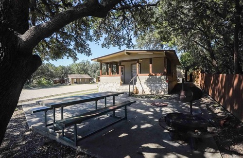 Concan Cabin | Quaint cabin located near the Frio River