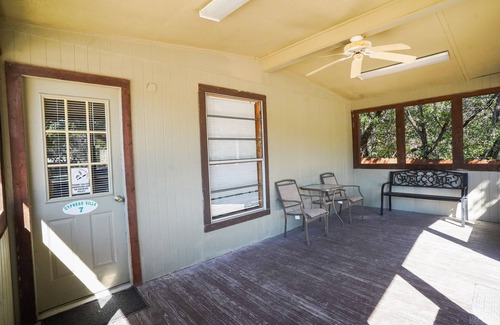 Concan Cabin | Quaint cabin located near the Frio River
