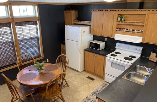 Cadiz House | Quaint Cabin on the water
