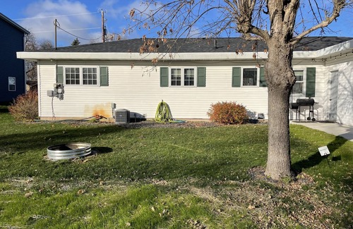 Winneconne House | Quaint Channel Cottage