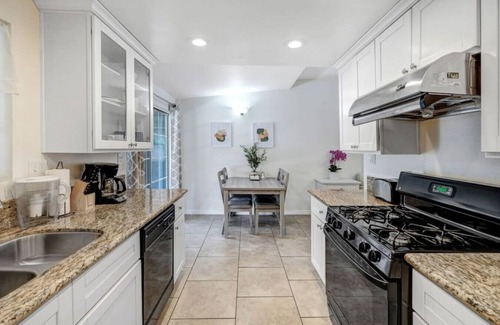 Azusa House | Quaint City Haven: 2-Bedroom Retreat with Free Laundry Access, Private Parking Bliss, and Blazing Internet.