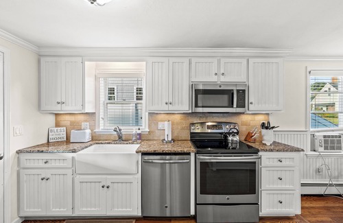 Old Saybrook House | Quaint cottage at Cornfield Point Assn - Walk to Beach