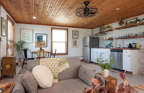 Buckner House | Quaint Cottage Downtown Buckner