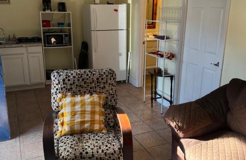 Little Woods Apartment | Quaint Cottage In The East.