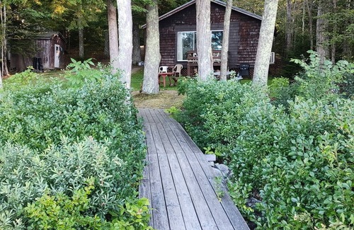 Belfast Cottage | Quaint Cottage on Swan Lake