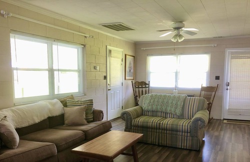 Newport Cottage | Quaint Cottage Overlooking Intercoastal Waterway