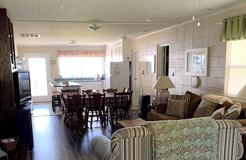 Newport Cottage | Quaint Cottage Overlooking Intercoastal Waterway