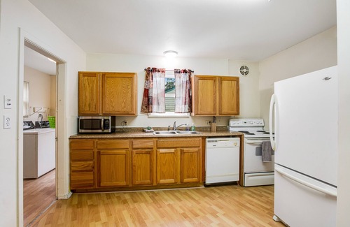 South Tacoma House | Quaint cottage with enclosed yard, patio, full kitchen, & washer/dryer