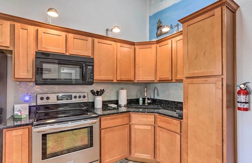 Oak Harbor Condo | Quaint Couple's Escape: Pool, Near Lake Erie!