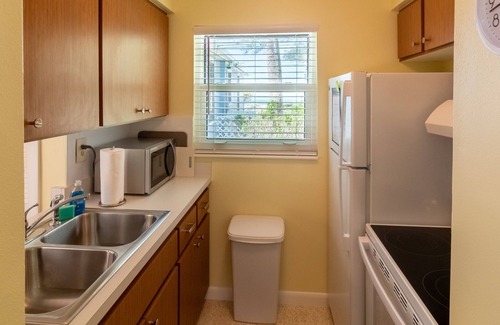 Holmes Beach Apartment | Quaint & Cozy Beachside Apartment - 75 Steps to Beach - Bamboo Apts. #4