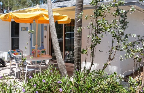 Holmes Beach Apartment | Quaint & Cozy Beachside Apartment - 75 Steps to Beach - Bamboo Apts. #4