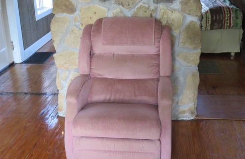 East Bernstadt Cabin | Quaint, Cozy, Comfortable Cabin W/ HotTub, Big Backyard, Pond, Pet Friendly