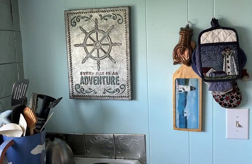York Beach Cottage | Quaint & Cozy Maiden Voyage By The Sea , Steps from the ocean!