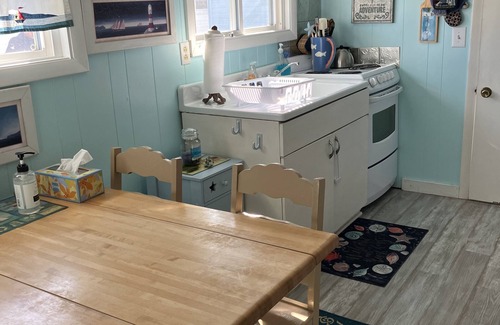 York Beach Cottage | Quaint & Cozy Maiden Voyage By The Sea , Steps from the ocean!