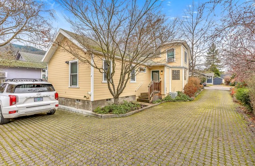 Ashland Apartment | Quaint Downtown Ashland Studio- pet friendly!
