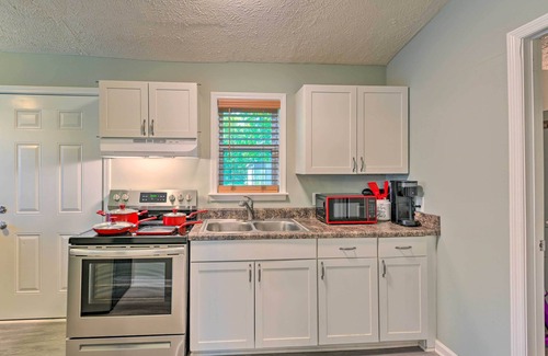 Murfreesboro Cottage | Quaint Downtown Murfreesboro Cottage w/Lush Yard