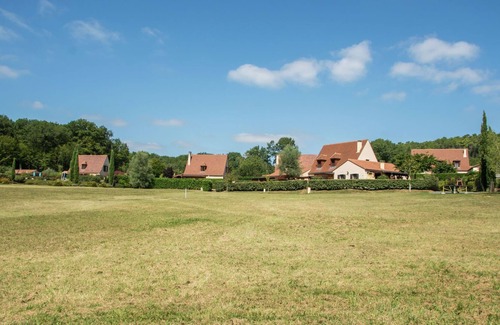 Castelnaud-la-Chapelle House | Quaint Holiday Home in Castelnaud-la-Chapelle with Terrace