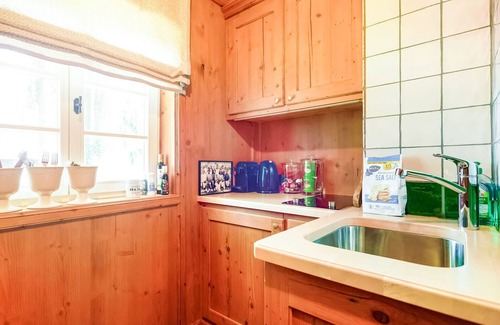 Pahl House | Quaint holiday home with fireplace and terrace